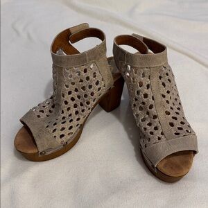 Sbicca grey/tan Peep-Toe Heeled Sandals size 39